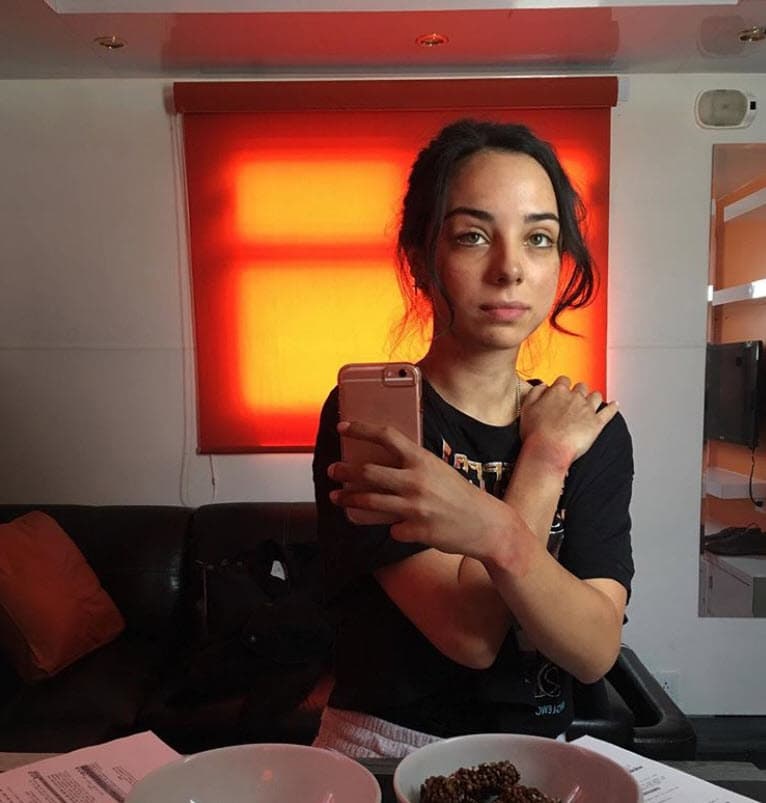 Fiona sigue estudiando y haciendo castings para encontrar una buena oportunidad.