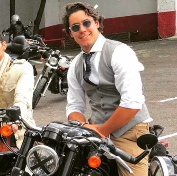 Otra de sus pasiones es el motociclismo, Eduardo ha publicado en varias ocasiones fotos donde se le ve practicando motocross o simplemente posando junto a los vehículos.