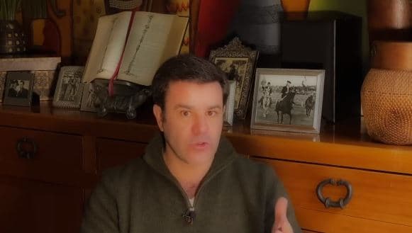 Pero también a través de este medio, se mantiene en contacto con sus seguidores e intenta motivarlos.