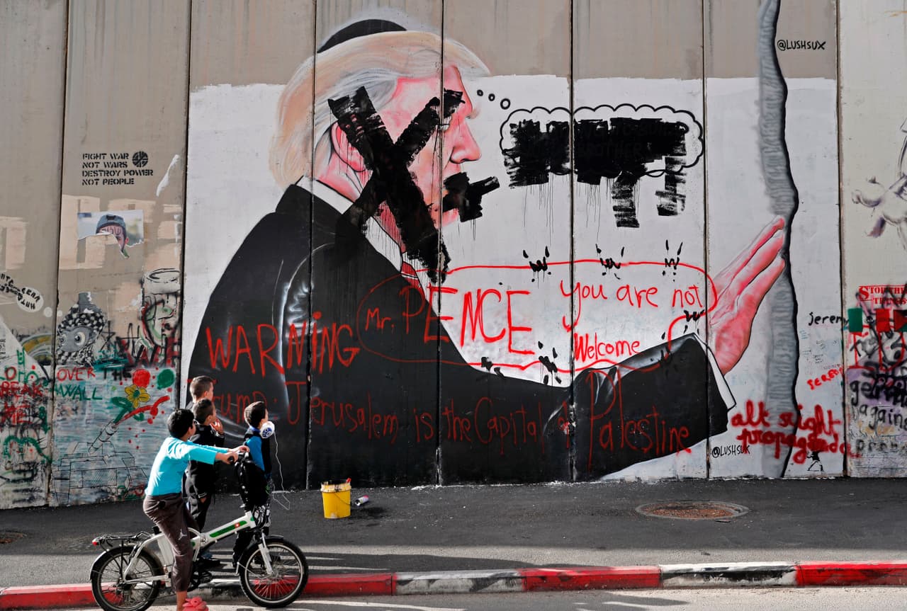 Una imagen de Donald Trump pintada sobre el muro que separa a Israel de los territorios palestinos cerca de Belén fue vandalizada. "No tengo dudas de que en el momento en que la embajada de Estados Unidos se traslade a Jerusalén, e incluso antes, habrá un cambio de muchas embajadas a Jerusalén", aseguró Benjamin Netanyahu para contrarrestar el sentimiento de rechazo generalizado a esa decisión.