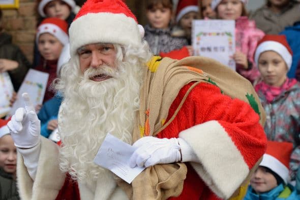 Un de ellas habla del “Apalpador”, un personaje de Galicia, España. Esta especie de Santa Claus, llegaba el día de Navidad a palpar las barrigas de los niños, dejando castañas a los niños más delgados para que engordaran y carbón a los mejor alimentados para que calentaran la casa. Así es fácil pensar cómo fue conformándose la historia de Papá Noel.
