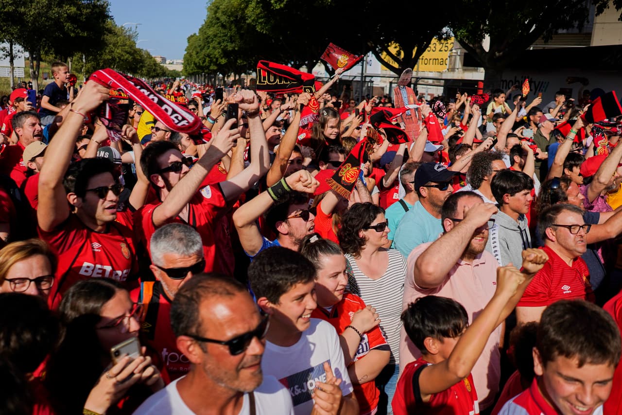El grito de la jornada en España se dio en Mallorca cuando el equipo de Javier 'Vasco' Aguirre venció 2-1 al Rayo Vallecano con un agónico gol de Prats al minuto 92 y que les permite soñar con la permanencia en la última jornada.