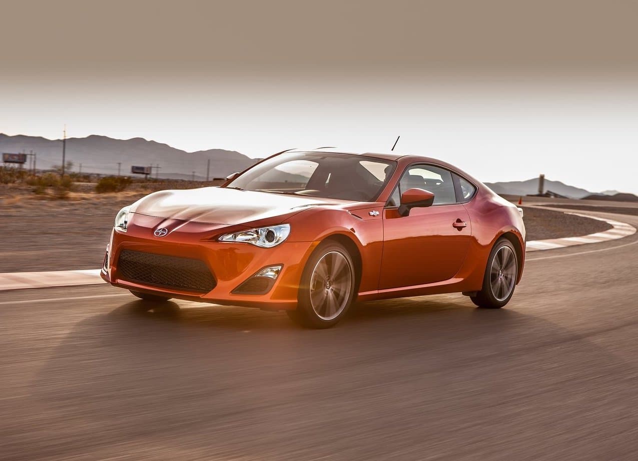 <b>2. Scion FR-S</b>
<br>
<br>Porcentaje de dueños con al menos una multa por exceso de velocidad: 19.09%
<br>Precio base: $25,305
<br>Potencia: 200 HP
<br>
<br>En la imagen un Scion FR-S 2013.