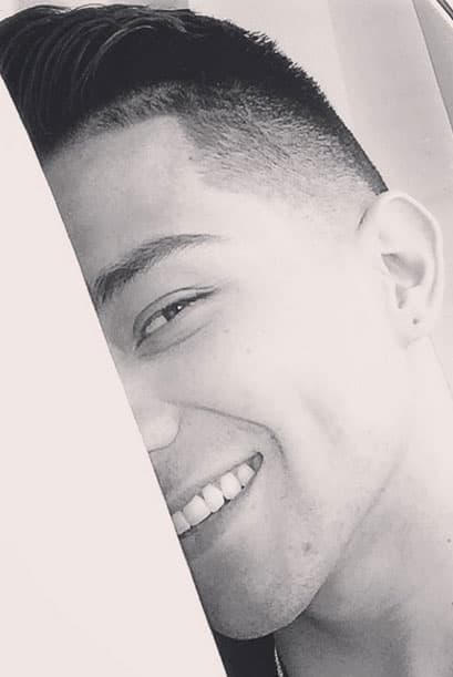 "Feliz domingo, bendiciones para todos. Hay que sonreírle a la vida. Solo hay una, hablen con Dios , todo es mejor . . . Dios los bendiga", este fue el lindo post de Luis Coronel.
