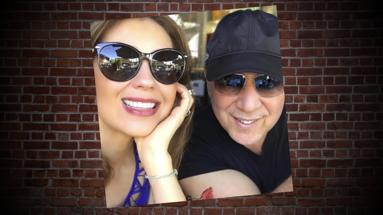 Ya sea en el auto, con su mejor amiga Lili Estefan o con su esposo Tommy Mottola, Thalis no puede estar sin lentes de sol. Y es que la cantante y actriz tiene una colección muy particular de gafas y aquí te mostramos algunas de ellas. ¿Cuál es tu favorito?