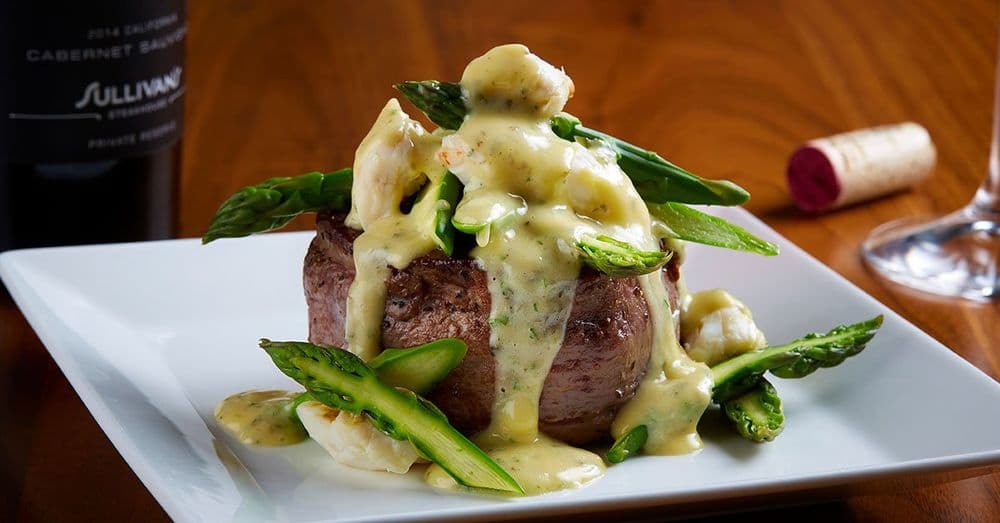 <b>Sullivan's Steakhouse </b>
<br>Dirección: 410 Glenwood Ave Ste 100 Raleigh, NC 27603
<br>Teléfono: (919) 833-2888
<br>Sitio web: 
<a href="https://www.sullivanssteakhouse.com/raleigh/">https://www.sullivanssteakhouse.com/raleigh/</a> 
<br>
<b><a href="https://www.yelp.com/map/sullivans-steakhouse-raleigh">Cómo llegar</a></b>
<br>
<br>Sus propietarios dicen que “encontrará este restaurante verdaderamente único en el edificio Creamery, ubicado en el distrito sur de Glenwood en el centro de la ciudad. Mire el mundo pasar desde los grandes ventanales de nuestro edificio de ladrillo de dos pisos, mientras disfruta de bistecs cortados a mano, mariscos frescos, cócteles exclusivos y música en vivo”.
