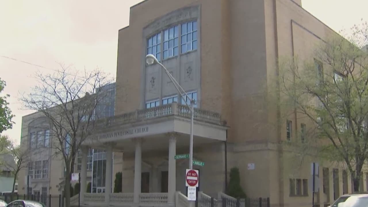 La alcaldesa Lightfoot dice que la ciudad 'tomará medidas' si las iglesias realizan servicios en persona