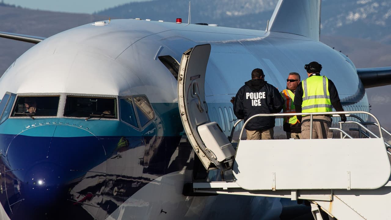 Gobierno de Biden acata fallo judicial y suspende prioridades de deportación de ICE