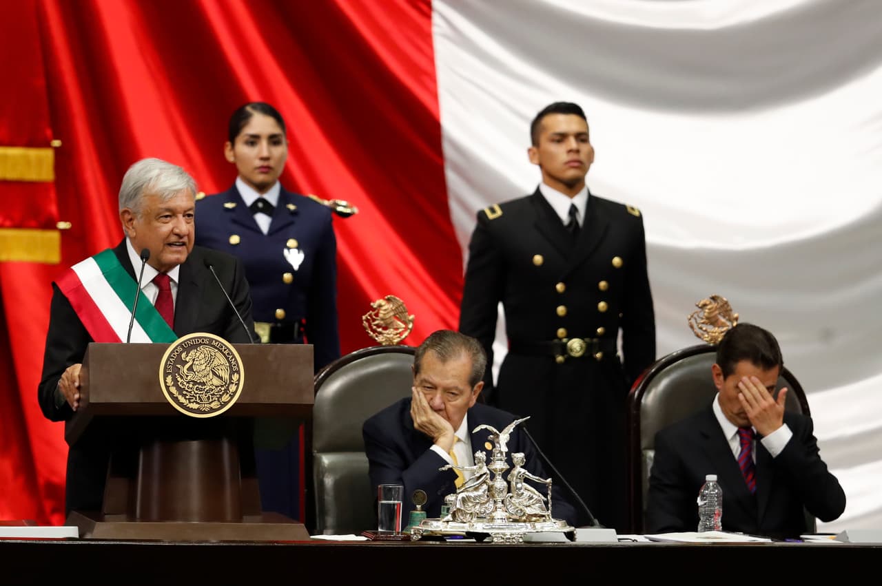 AMLO hizo un largo discurso en el que revisó una a una las fallas que se le señalan al gobierno saliente. Muchos en redes sociales comentaron que EPN, sentado a metros del nuevo presidente, lució algo incómodo por momentos.