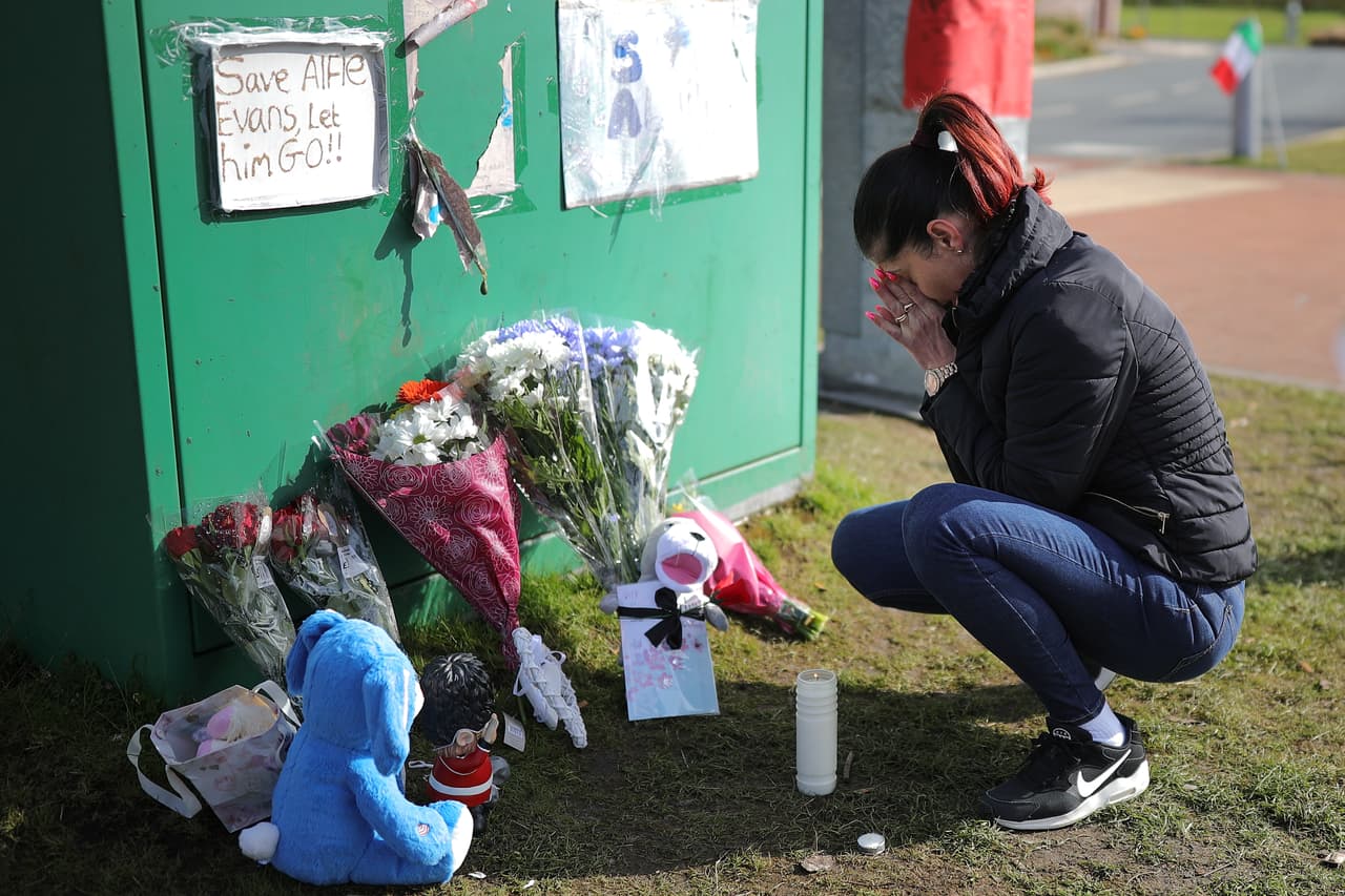 Alfie, que estaba en estado semivegetativo, padecía una rara dolencia progresiva que había provocado "daños catastróficos en el tejido cerebral" y ya no podía ver ni oír y tampoco tenía sentido del tacto o el gusto, según los médicos.