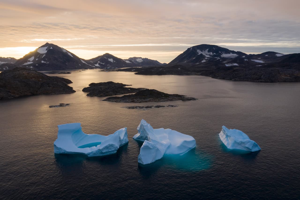 El deshielo hace que los glaciares caigan al agua y allí se derritan. Este proceso normal ha aumentado en los últimos años y los icebergs, como estos que flotan cerca de Kulusuk, Groenlandia, duran menos tiempo sobre el agua.
<br>
<br>La investigación advierte que gran parte de la capa de hielo de la isla se está derritiendo a un ritmo que ha aumentado 21% en los últimos 40 años.
<br>