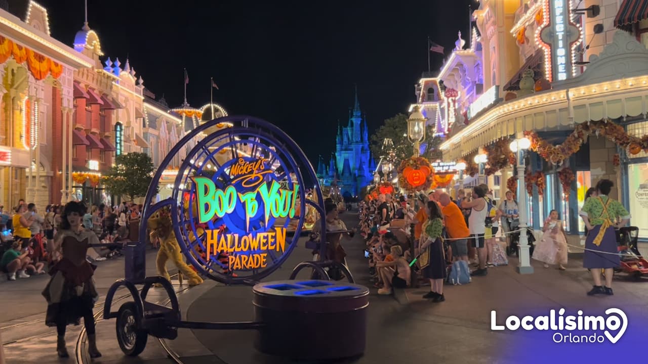<div class="cms-textAlign-left">
 Walt Disney World Resort en Orlando dio inicio el 10 de agosto a sus eventos de otoño y se extienden hasta el 1° de noviembre. Este desfile que puedes ver en el video marcó la inauguración. 
</div>