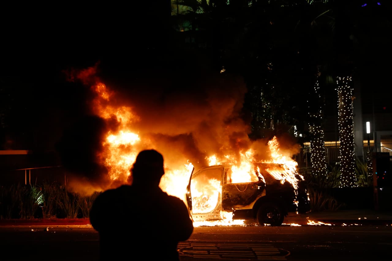 Un vehículo de la policía fue incinerado.