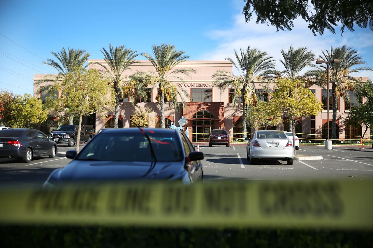 Agentes del orden locales y federales clausuraron las instalaciones del IRC para buscar evidencias.