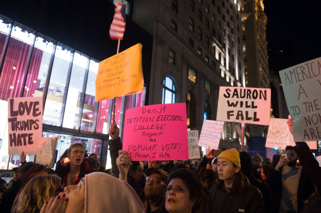"El amor triunfa sobre el odio", "Respeto al voto popular" y "Sauron caerá" (este último referencia al personaje antagonista en "The Hobbit").