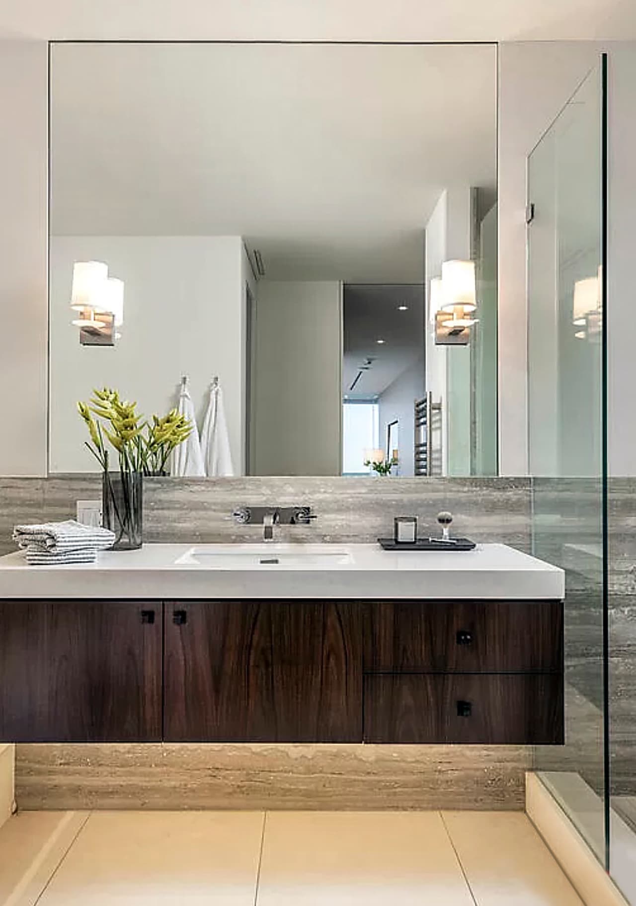 Sandra, sin embargo, no se va a mudar muy lejos. Ella tiene otro apartamento en el mismo edificio, que compró por 5.1 millones en 2017, según The Daily Mail.