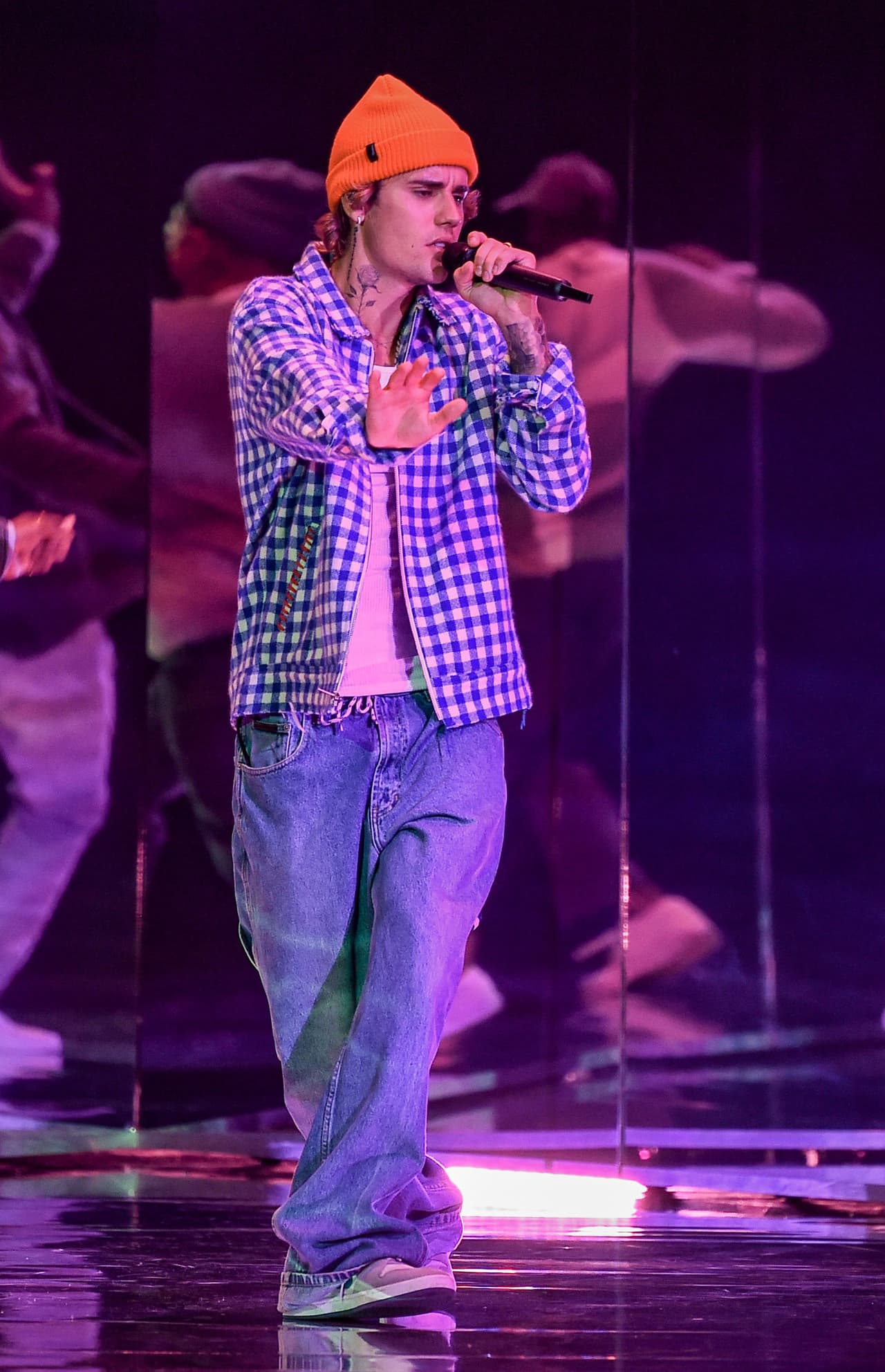 Justin Bieber también dejó huellas con sus interpretaciones de 'Holy' y 'Lonely'.