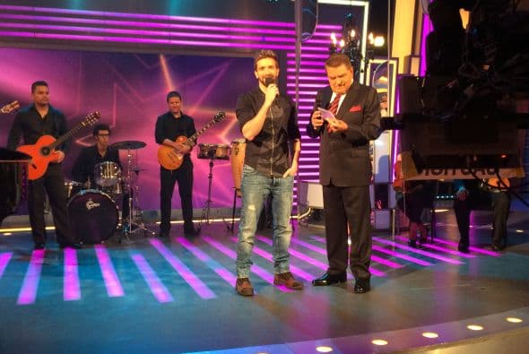 El guapo artista español pasó por el show para hacer suspirar a la audiencia con su música ¡y esa sonrisa!