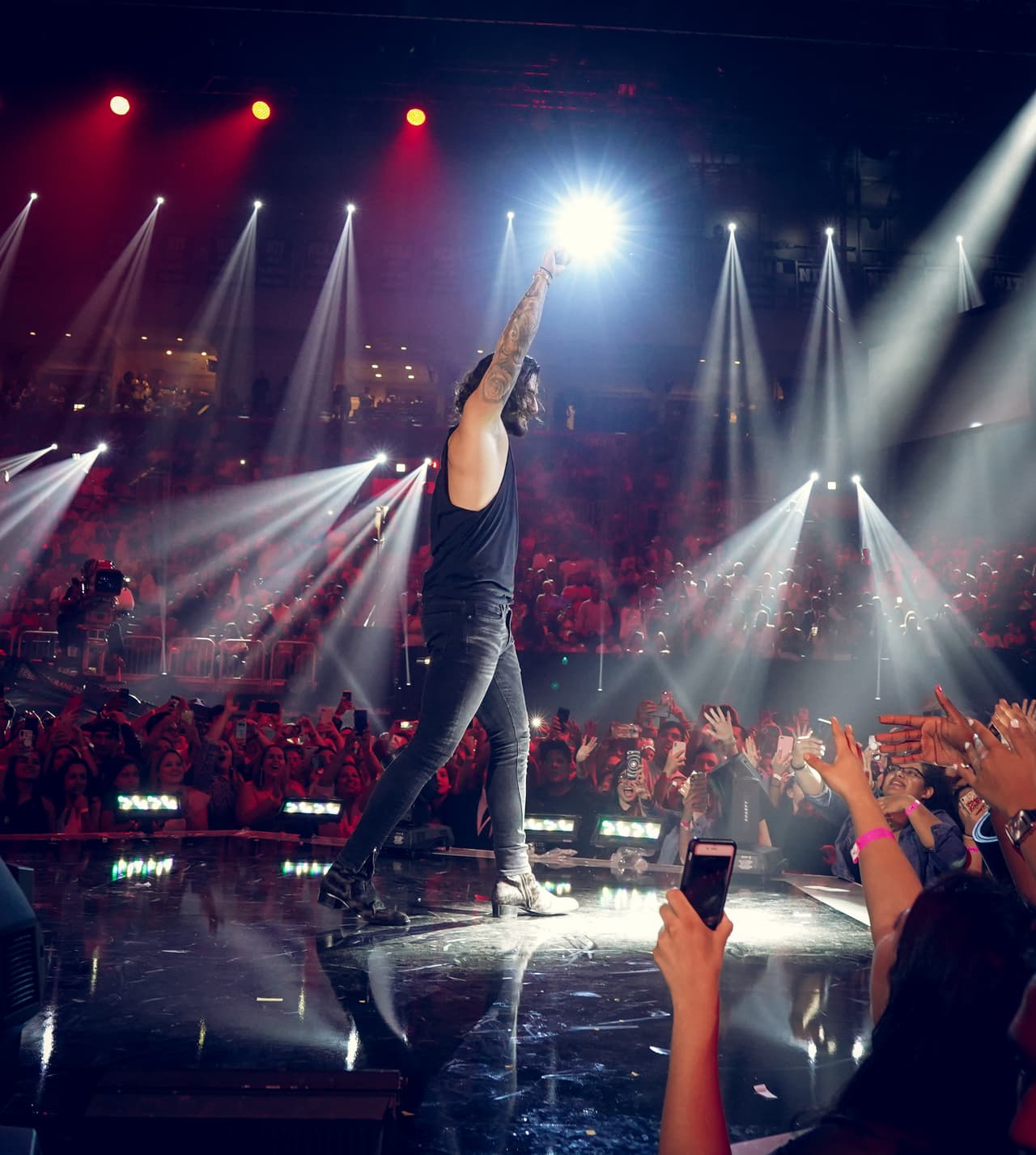 La chamarra regresó finalmente a manos del colombiano, que como dice su canción, solo la estaba entregando prestada (y no la estaba dando regalada) mientras continuaba con su actuación.