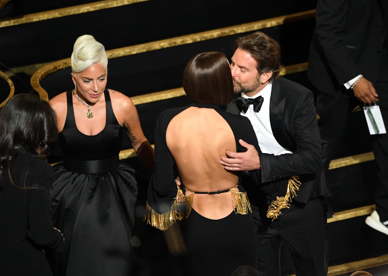 Muchas personas insistieron en señalar que la propia Irina Shayk, pareja de Bradley Cooper, se había incomodado con la presentación de la pareja durante la gala. Incluso, a las pocas horas, 
<b><a href="https://www.univision.com/shows/despierta-america/lady-gaga-e-irina-shayk-se-dejaron-de-seguir-en-instagram-pero-jomari-cree-que-no-es-por-el-amor-de-bradley-cooper-video">la modelo dejó de seguir a la cantante </a></b>en redes sociales.