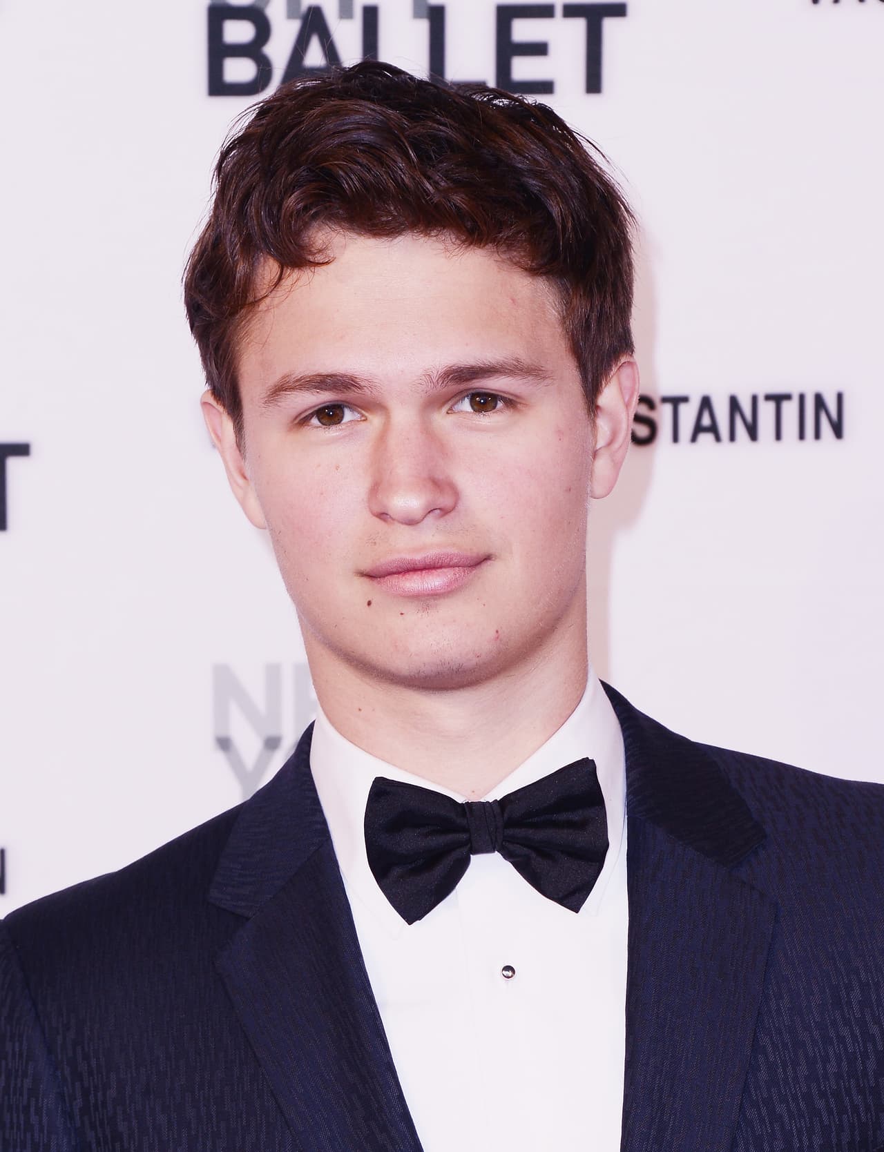 En el puesto 25 se encuentra Ansel Elgort, quien interpretó a Tommy Ross en la película de terror Carrie.