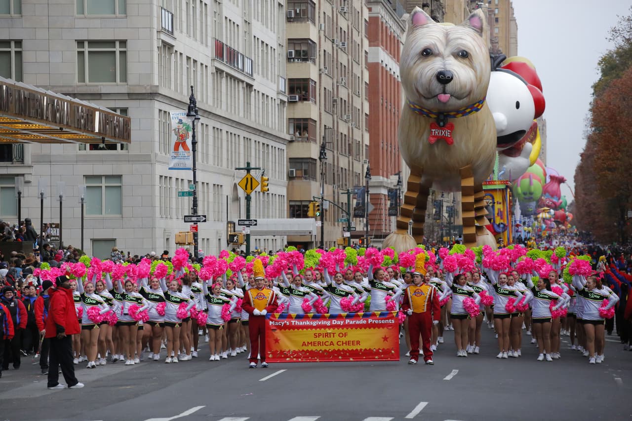 Un organizado grupo de bailarines y músicos marcha por Nueva York en la parada del Día de Acción de Gracias.
<br>