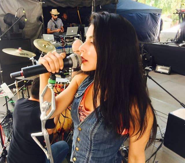 Este single lo escuchamos en voz de Juan Gabriel, pero también lo hizo suyo la agrupación mexicana con influencias de pop y jazz llamada Playa Limbo.