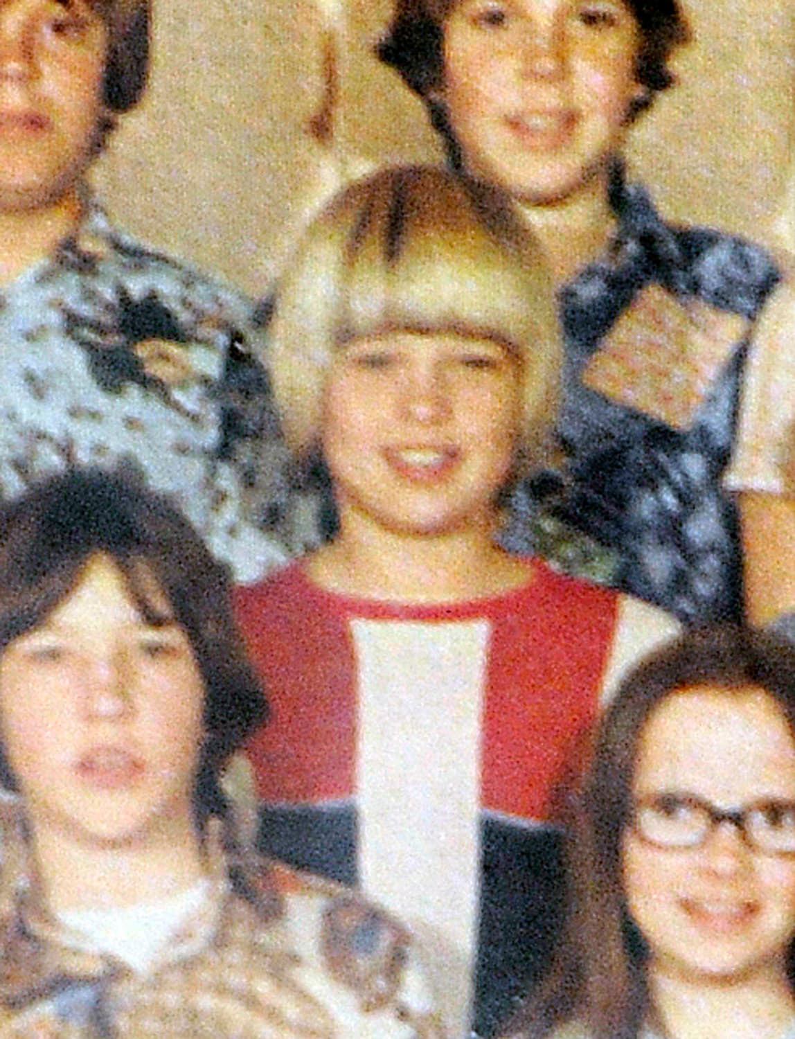 ¿Qué tal su cabello rubio?