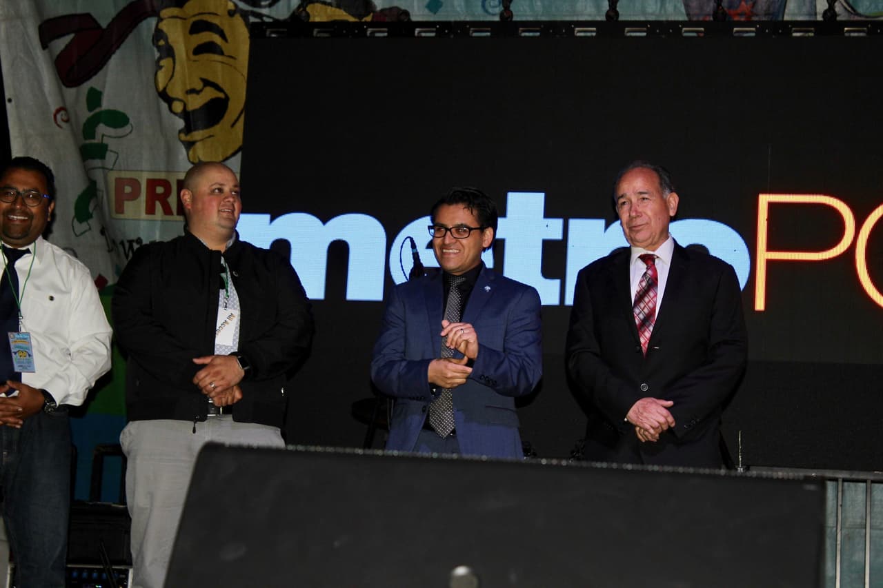 El evento comenzó alrededor de las 7:30 PM, tiempo de California, y el mismo alcalde de la ciudad (al centro) estuvo presente para distinguir a Chiquis Rivera con las llaves de Huntington Park.