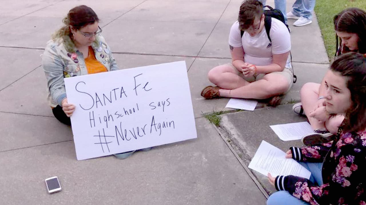 Alumnos de la secundaria se reunieron fuera del recinto escolar.