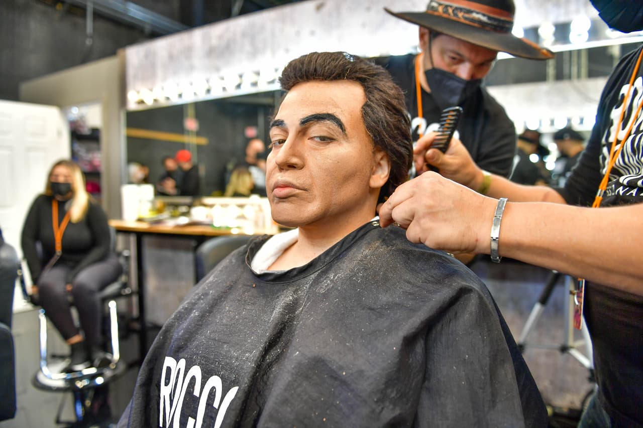 Por el lado de las mujeres tuvimos dos transformaciones muy especiales. La primera de ellas estuvo a cargo de 
<b>Helen Ochoa</b>, con su caracterización como Joan Sebastian y para lo que utilizó prótesis, peluca y maquillaje especial.