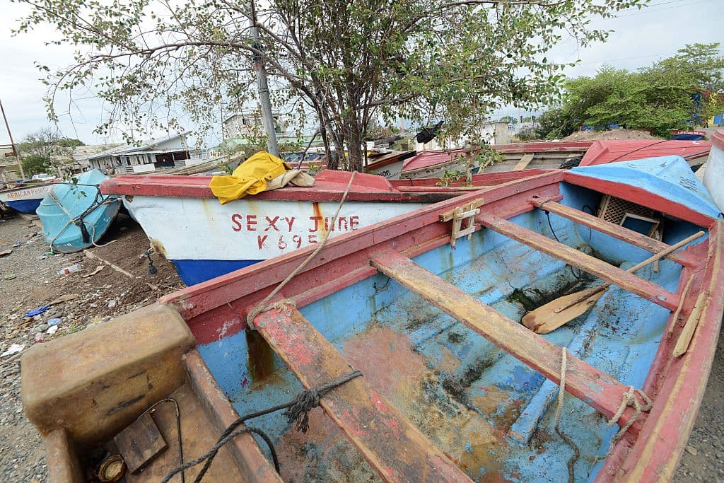 En Jamaica comenzaron a sacar los botes del agua por precaución ante la llegada de Matthew a Kingston.