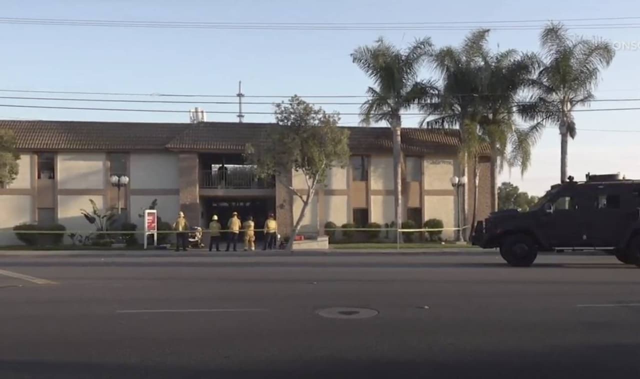 El departamento de policía de Orange "recibió las llamadas a las 5:34 de la tarde de ayer (miércoles). Los oficiales llegaron a las 5:36, dos minutos después", dijo el teniente Ascención Monjaraz.