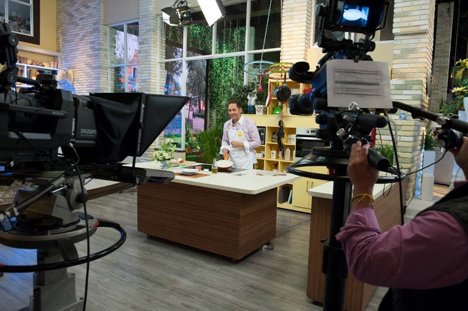 ¡Detrás de cámaras! Parece que le encanta cocinar.