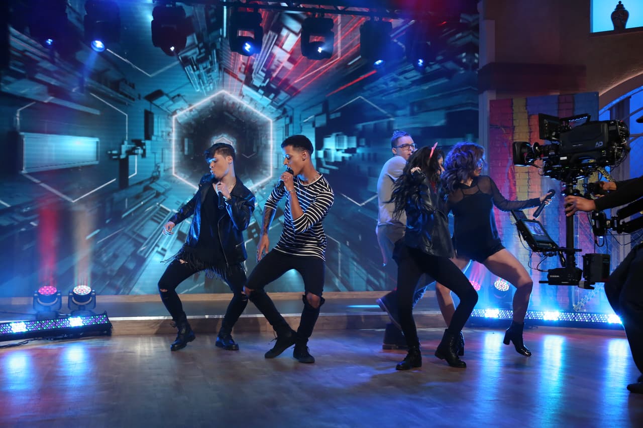 <a href="http://smarturl.it/MueveteV">Y te van a dar ganas de bailar cuando veas el video.</a>