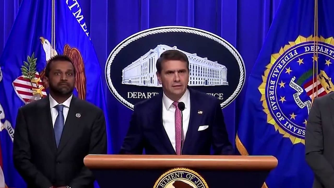 Nuevo fiscal general Todd Blanche genera polémica al no prometer independencia de la Casa Blanca