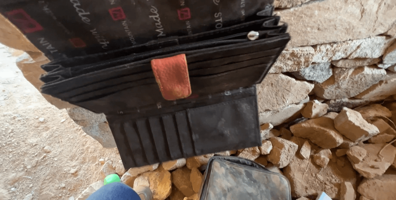 Otra 
<b>cartera vacía</b>, en el interior de la cueva.