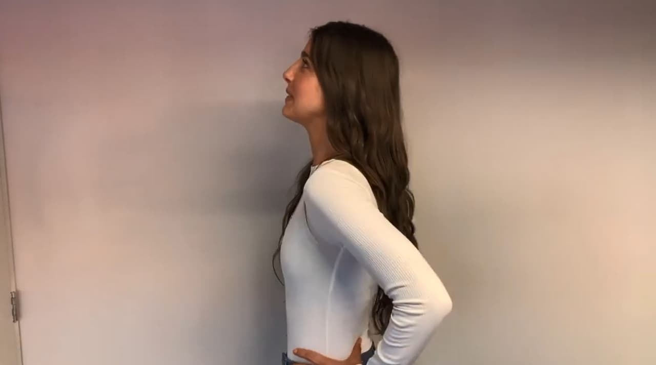 "Nueve años después y con una cirugía de haberme tenido que cambiar los implantes, quiero platicarles que
<b> los implantes sí hacen daño, sí son tóxicos</b>".
<br>