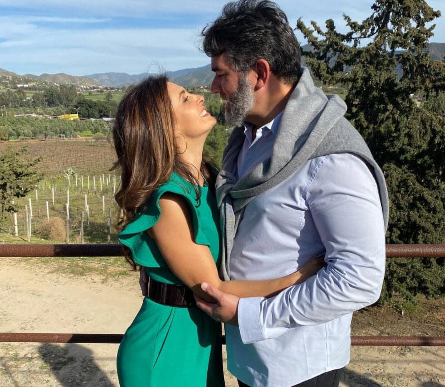 Por su parte, Mayrín Villanueva agregó que no ha sido un tema en su relación: "No, la verdad es que no, o sea, sí me vestí de blanco con ella (su hija) en la pancita, muy bonita, y 
<b>no es algo que yo personalmente tenga (en mente)</b>, ni siquiera lo habíamos pensado, ni platicado, ni nada, 
<b>no está en ninguno de nuestros planes</b>".