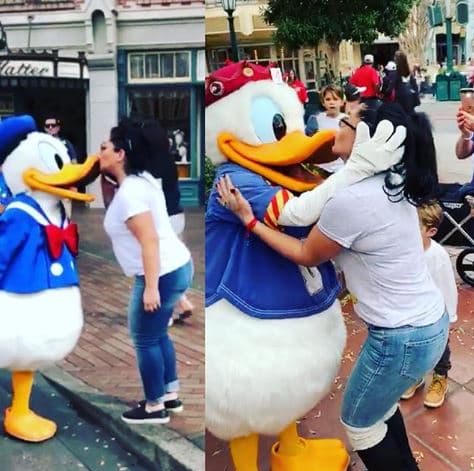 La actriz compartió esta instantánea donde escribió: "Un año después, mi Pato Donald y yo. ¡Nos amamos! Siento que me extrañó".