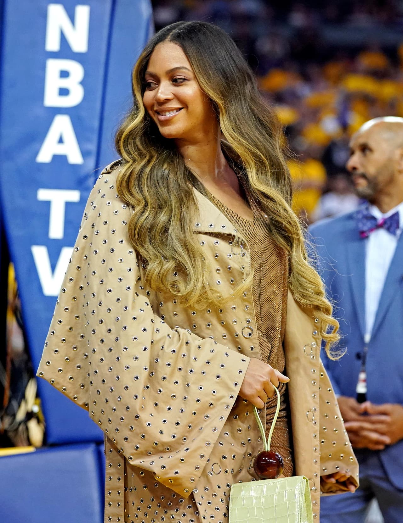 En las imágenes del video, algunos interpretaron cierta molestia por parte de Beyoncé, quien supuestamente reaccionó dándole un leve empujón a Curran.