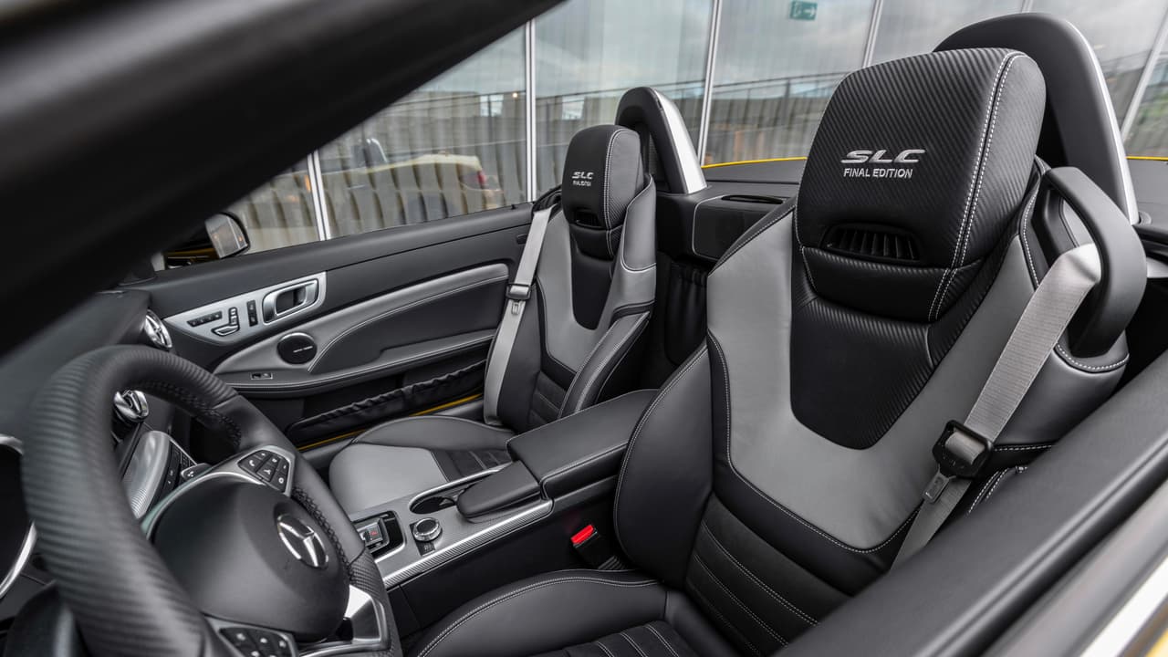 El interior del Mercedes-Benz SLC 300 Final Edition 2020 muestra una 
<b>combinación de cuero Nappa en negro y gris</b> con costuras contrastantes en gris, tanto en sus asientos como en sus puertas.
<br>