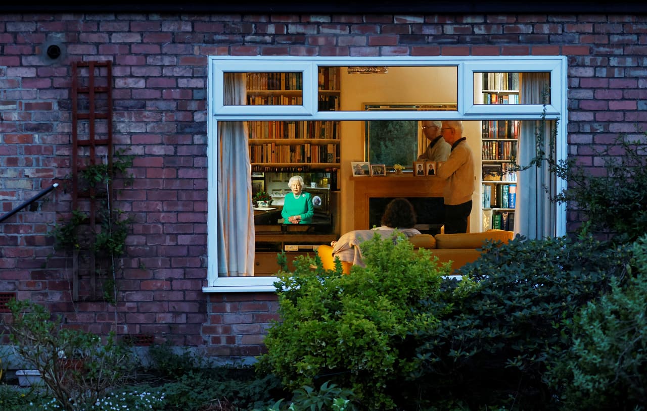 "Estoy segura de que
<b> la nación se unirá a mí</b> para asegurarles que lo que hacen es apreciado", agregó, "y que cada hora de su arduo trabajo nos acerca a un regreso a tiempos más normales".
<br>