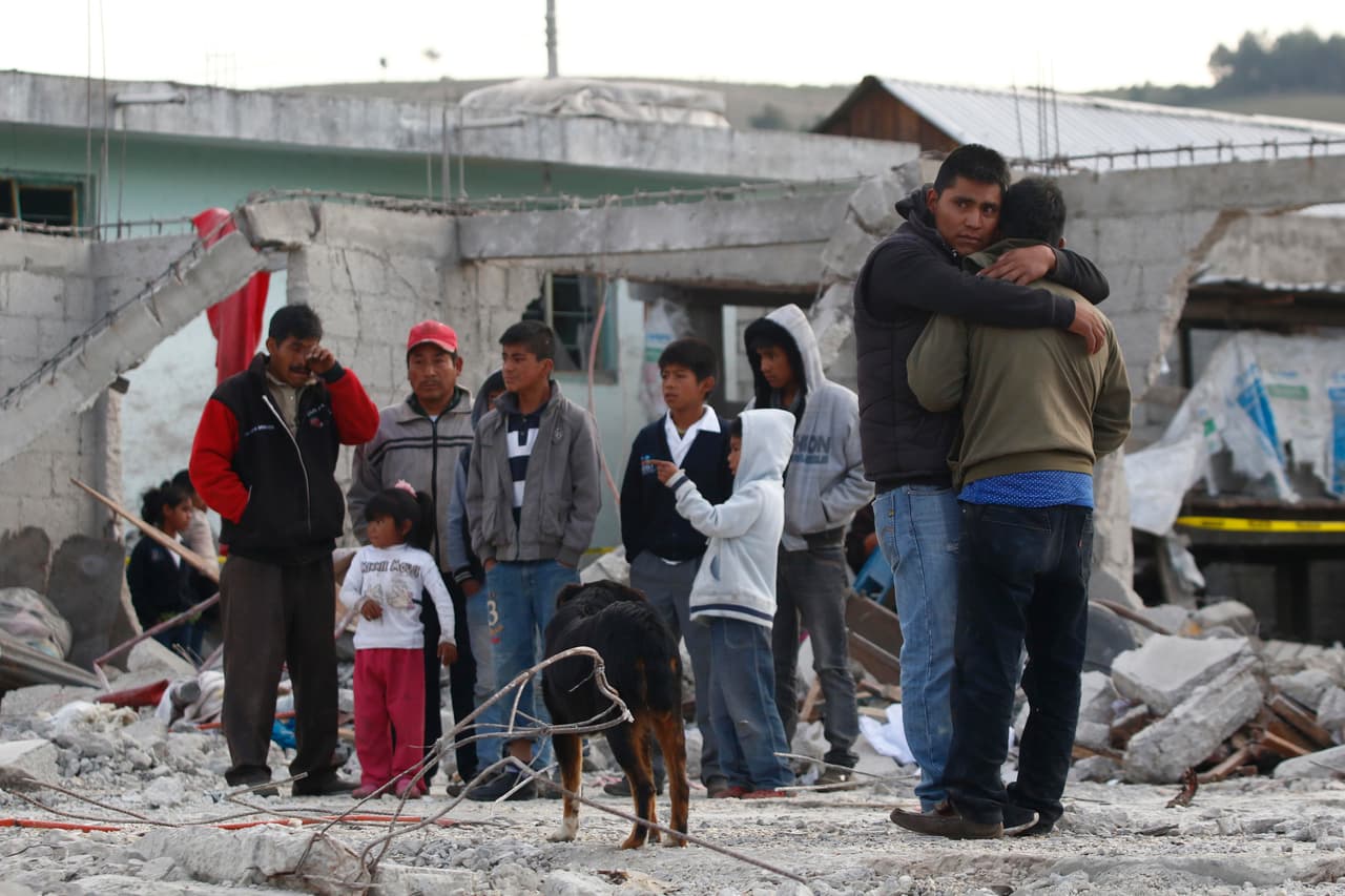Una familia se abraza en el lugar de la explosión