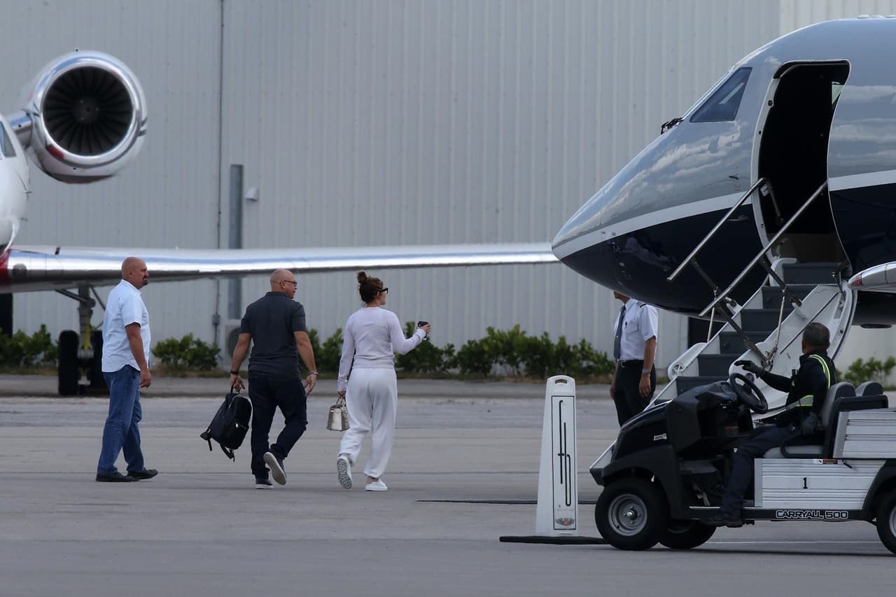 La cantante no retrasó más su salida y sin mirar atrás se dirigió al avión que probablemente la trasladaría este lunes de California a Nueva York.