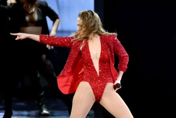 Con este atuendo en rojo nos enamoró al ritmo de la música.