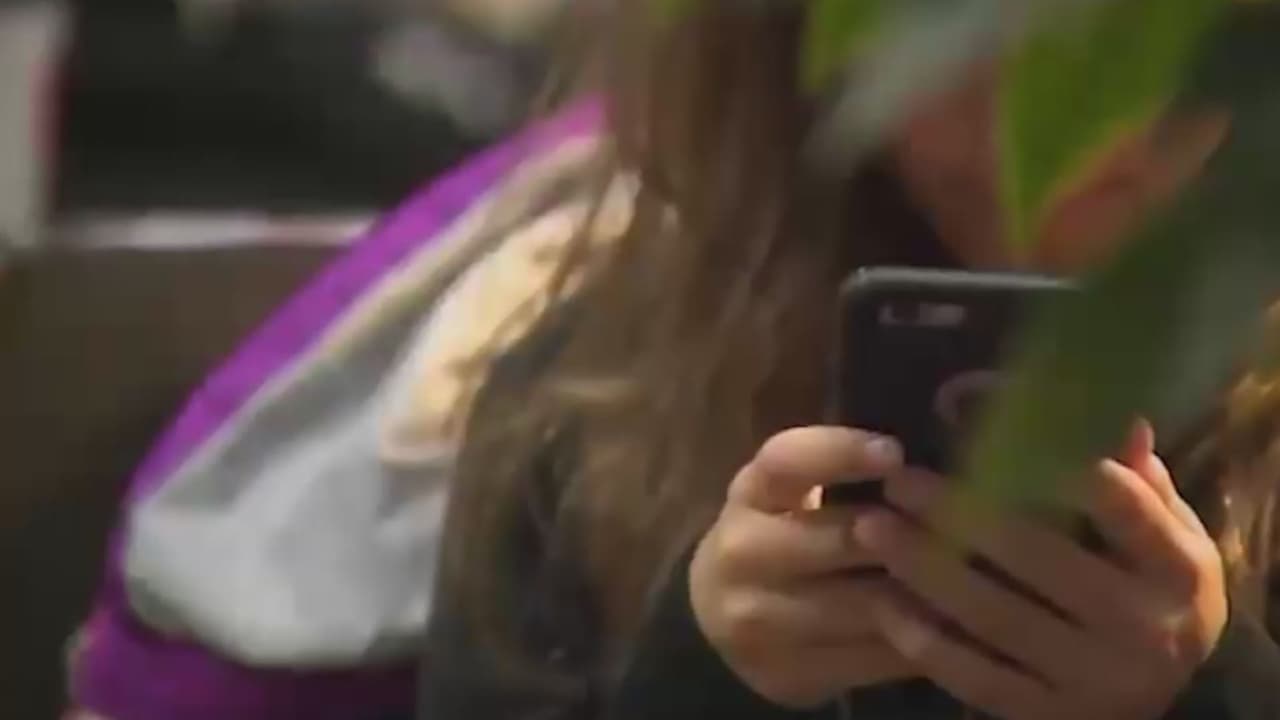 Nueva Jersey prohíbe celulares en escuelas tras ley firmada por Murphy: qué opinan padres