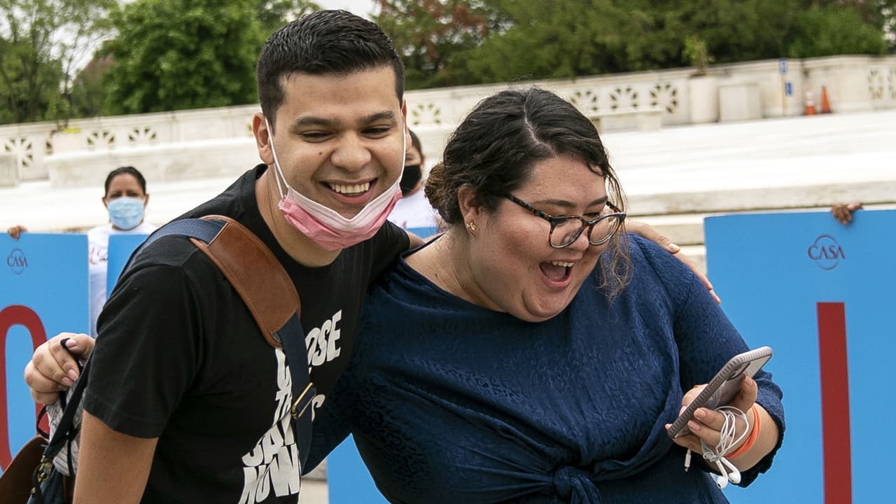 <b>18 de junio de 2020 | </b>El máximo tribunal de Estados Unidos anunció su rechazó el esfuerzo del presidente Donald Trump para poner fin al Programa DACA. "No decidimos si DACA o su rescisión es una política bien fundamentada", escribió Roberts. Con esto dejó claro que el fallo tiene que ver más con la validez de los argumentos de la Casa Blanca para pedir el fin del programa. 
<a href="https://www.univision.com/noticias/inmigracion/en-vivo-la-corte-suprema-mantiene-vigente-el-programa-daca-que-ampara-a-miles-de-jovenes"><u>Siga aquí nuestra cobertura del fallo de la Corte Suprema sobre DACA</u></a>
<br>
<br> 
<br>
<br> 
<br>