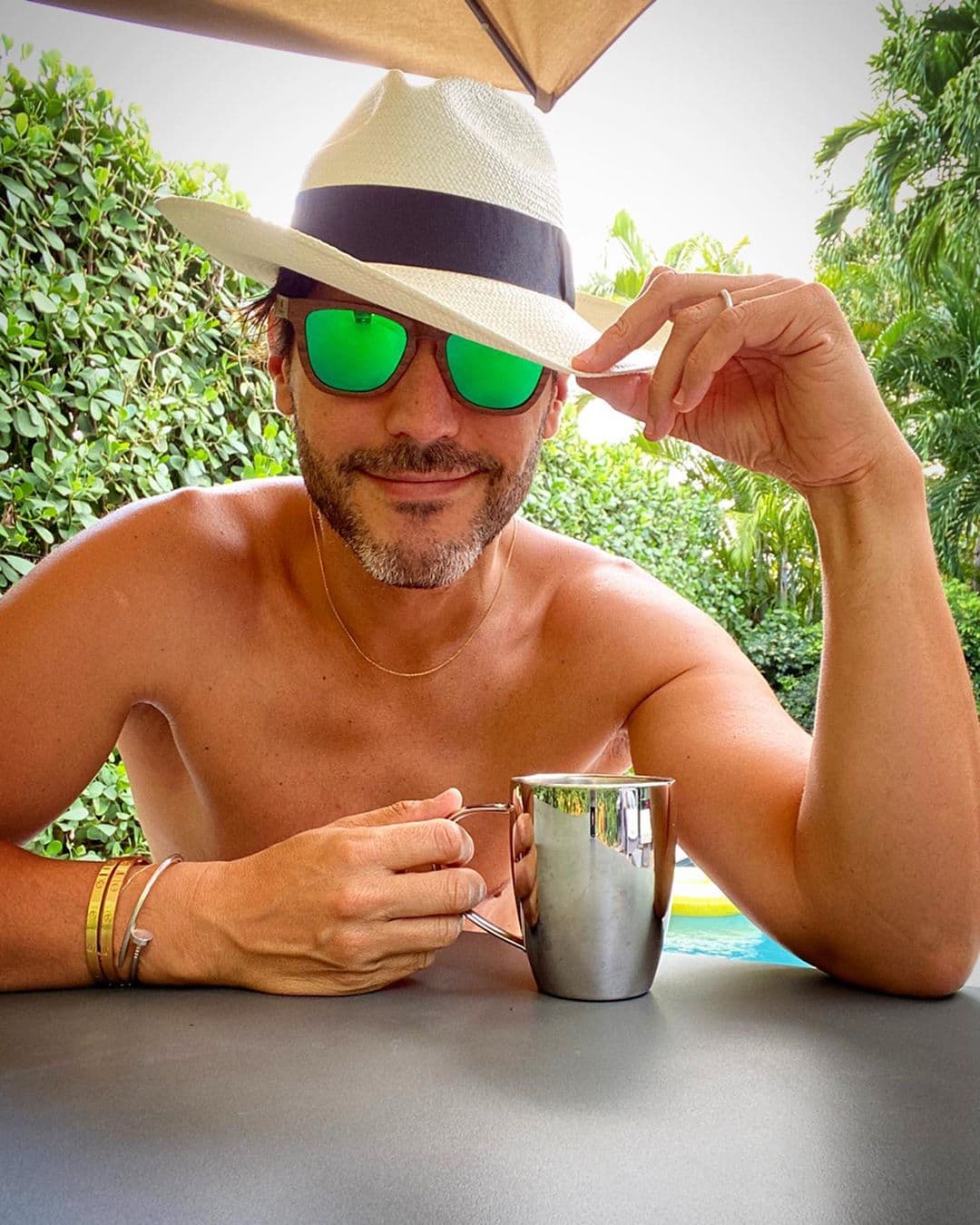 Nuestro Quique ha hecho hasta lo imposible por pasar bien este periodo, y por las imágenes estamos en posibilidad de afirmar que todo indica que lo está logrando.