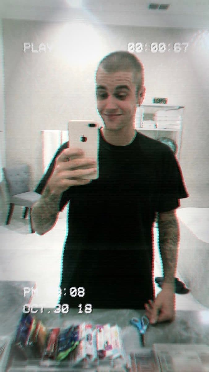El intérprete de 'Sorry' se rapó por completo y así 
<b><a href="https://www.instagram.com/justinbieber/">presumió en Instagram</a></b> su nuevo 'look'.